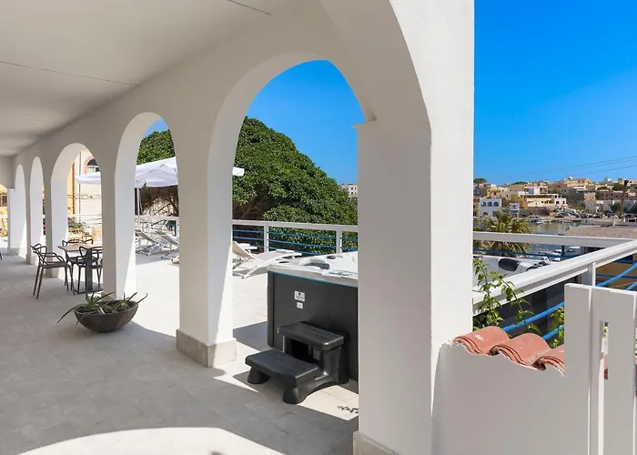 Dipintodiblu Charming House לינה וארוחת בוקר למפדוזה